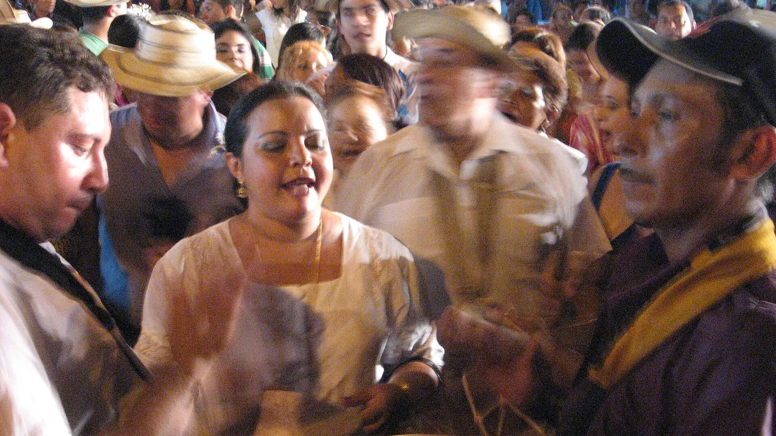 Crowd in straw hats dancing at the Las Tablas carnival